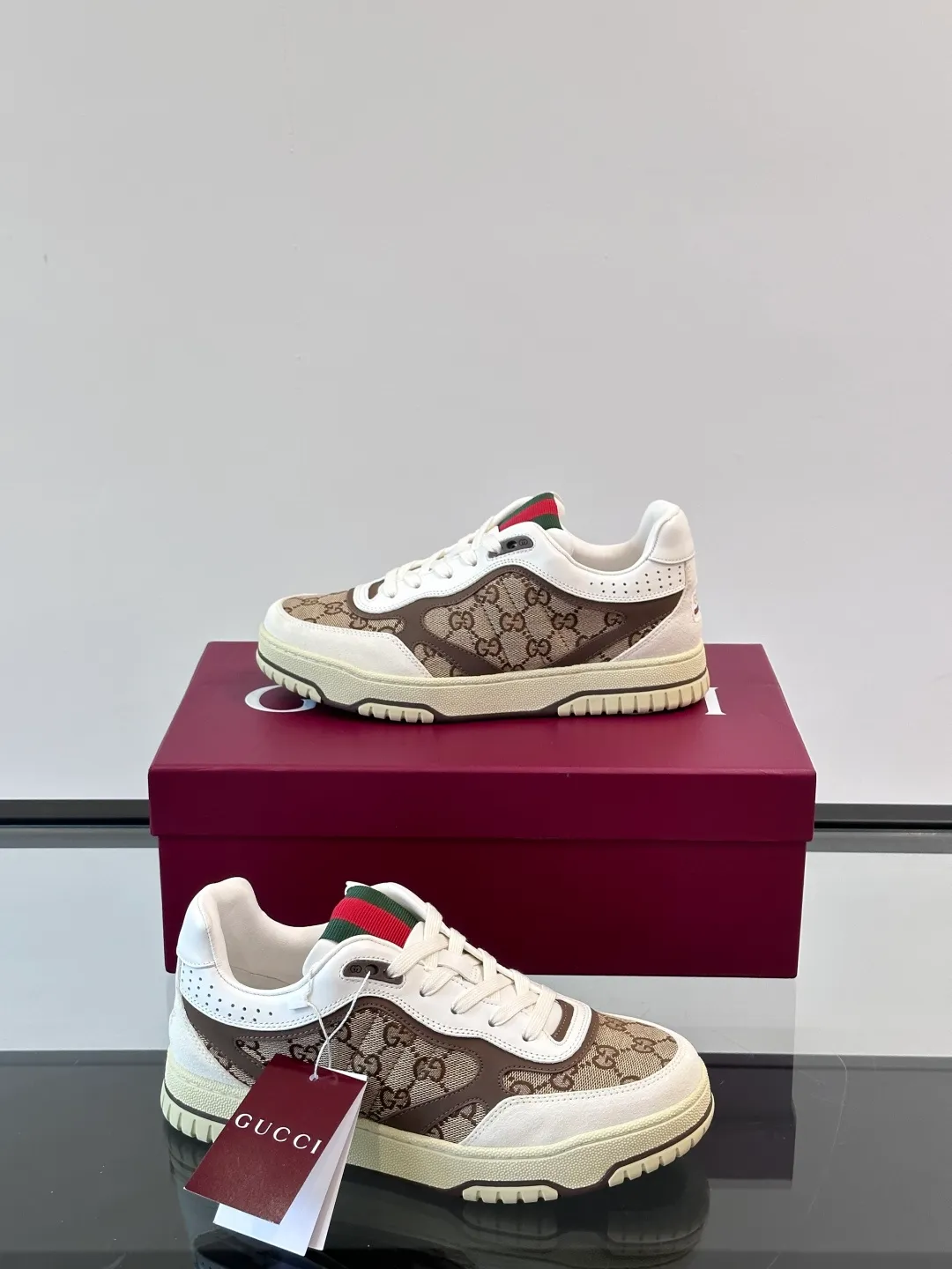Men's Men's Shoes 💰480 [New Style] 🦨🦨Gucci 𝐆𝐮𝐜𝐜𝐢 𝐑𝐞-𝐖𝐞𝐛 As a sneaker created by Sabato De Sarno for Gucci, the Re-Web series reinterprets the brand's classic stripes, with bold and unique details to set off a modern silhouette design. These shoes are crafted from white leather. This new sneaker is ingeniously decorated with many of the brand's classic details, and is equipped with a bright red and green webbing tongue, which will make people fall in love at first sight. White leather has been specially treated to be soft and shiny, with an embossed grained texture. Script Gucci logo and Interlocking G web label with Interlocking G and script Gucci logo. Rubber outsole with Interlocking G detail eyelets. Web tongue. Size: Female 35-40 (Female 41, 42 customized). Male 38-44 (45, 46 customized)